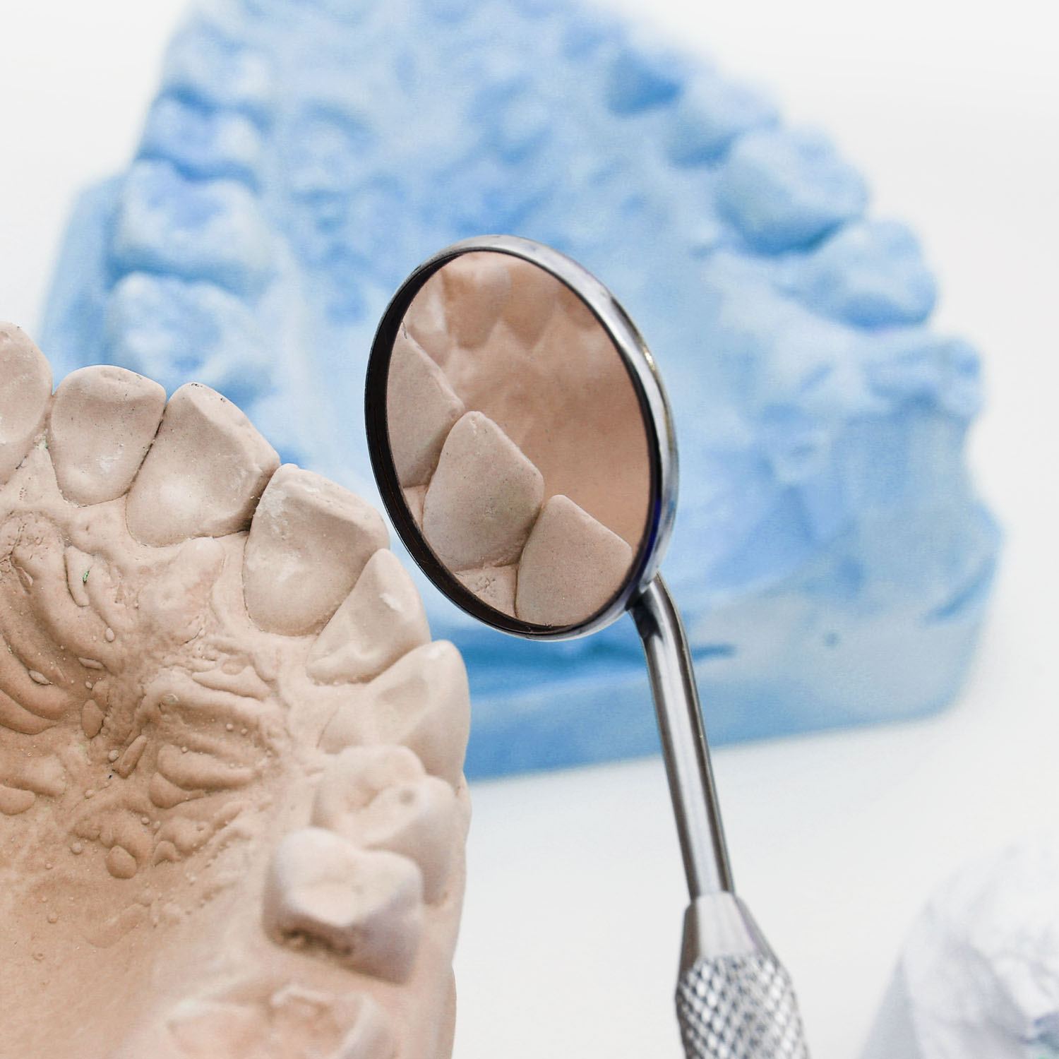 Smile Dent Clinics - Implantologie Orală Estetică Dentară Stomatologie Digitală